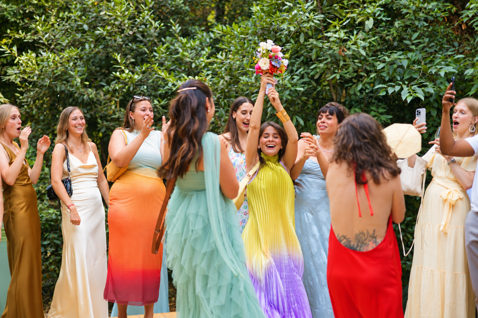 Invitées réunies dans le jardin pour le lancer de bouquet