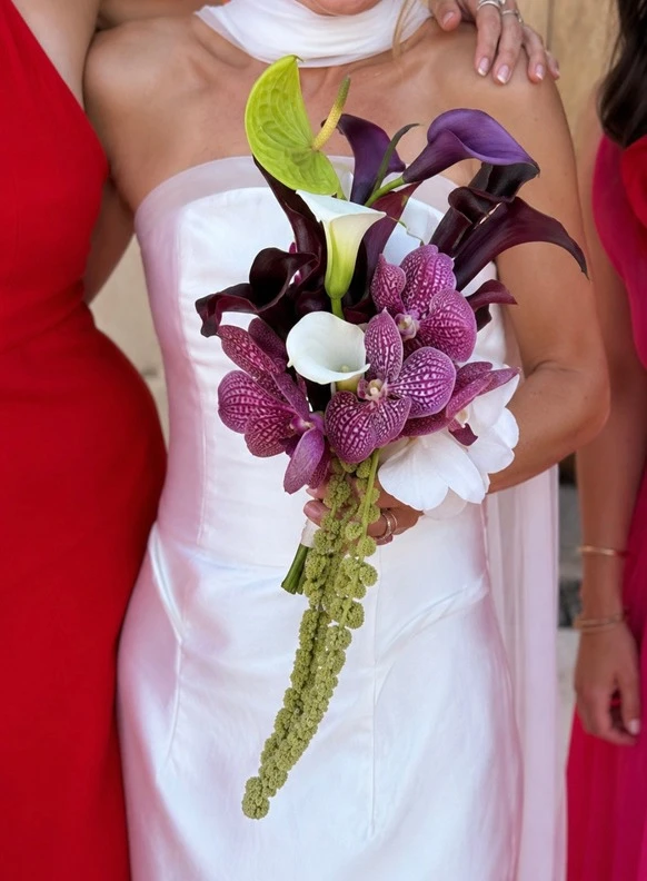 Bouquet de mariée violet et blanc aux formes libres et aux amarantes retombantes