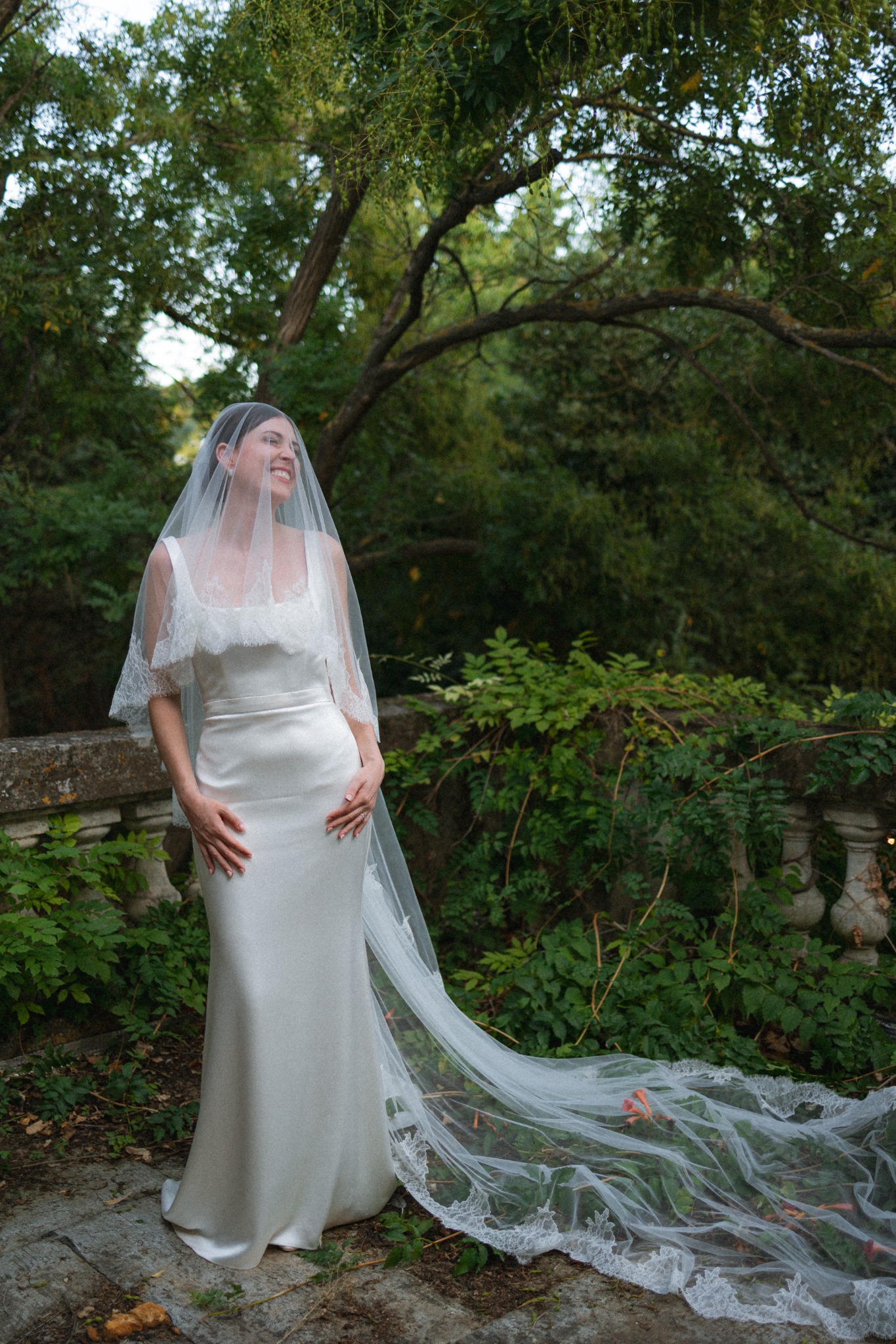 Mariée et son bouquet blanc dans un jardin verdoyant