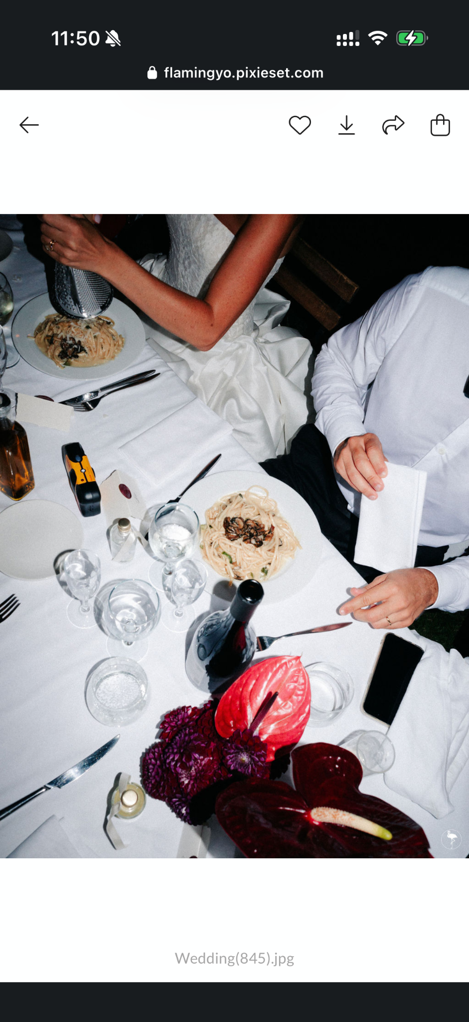 Détail du dîner des mariés avec anthuriums rouges et fleurs bordeaux